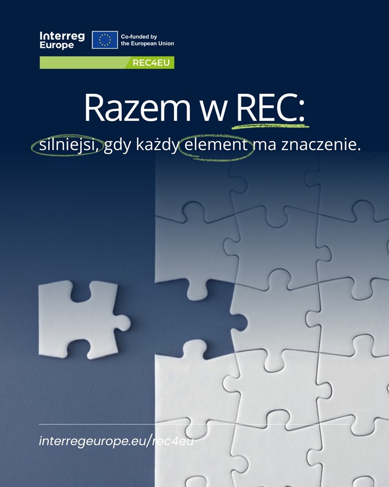 Plakat promocyjny przedstawiający prawie kompletną układankę puzzli i hasło "Razem w REC"