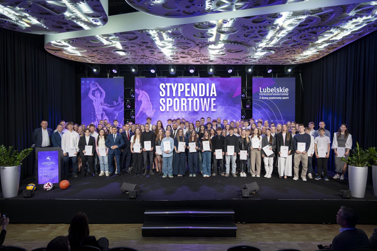 Grupowe zdjęcie laureatów stypendiów sportowych