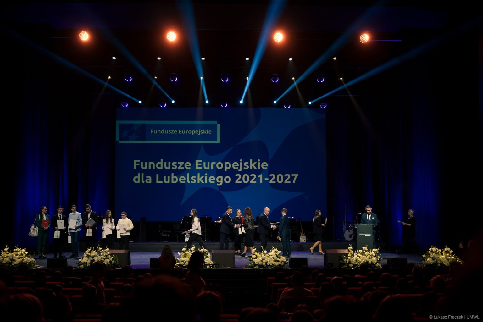 Sala w Filharmonii Lubelskiej widok na scenę na której wręczane są stypendia