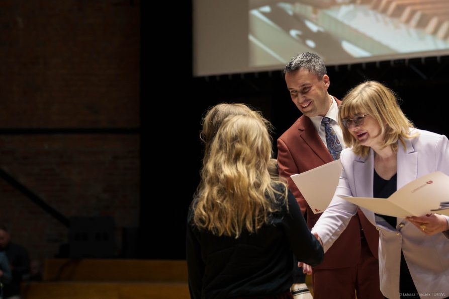 Członek Zarządu Marcin Szewczak i radna Sejmiku Renata Bielecka wręczają stypendia