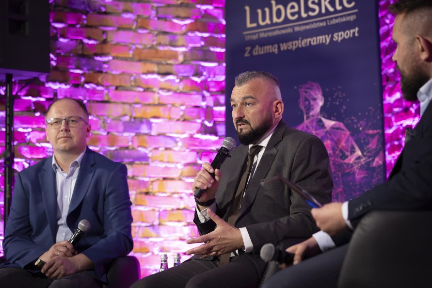 Członek Zarządu Jarosław Kwasek podczas konferencji prasowej