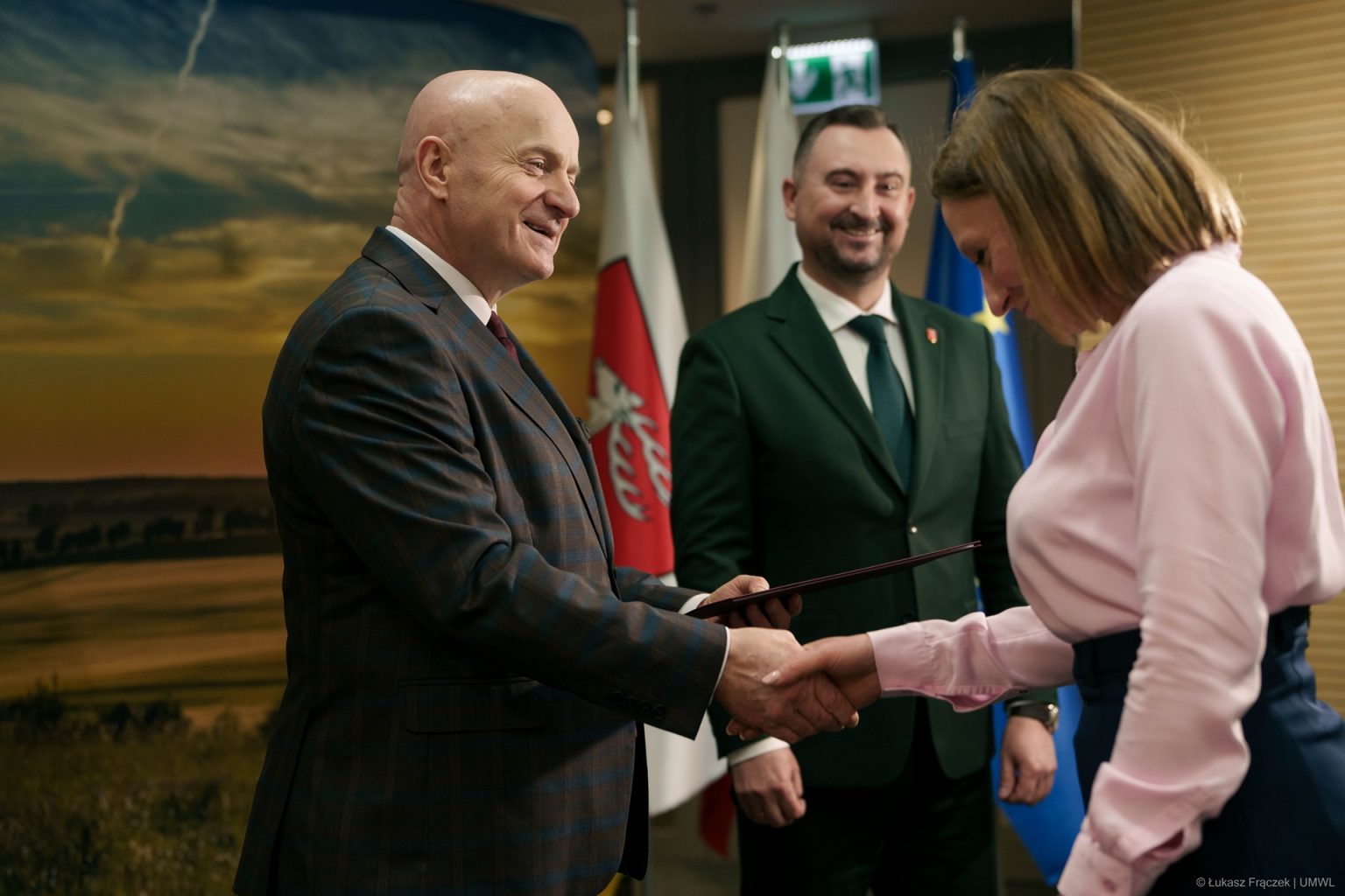 Marszałek Jarosław Stawiarski wręcza umowę wraz z wicemarszałkiem Markiem Wojciechowskim