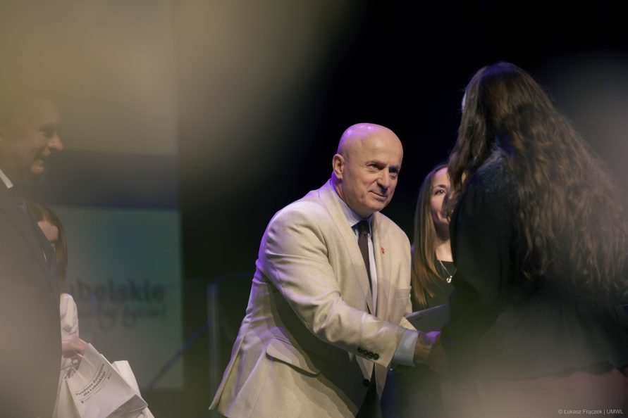 Jarosław Stawiarski marszałek województwa lubelskiego wręcza stypendia