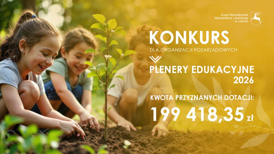 Troje dzieci sadzących drzewko. Kwota przyznanej dotacji 199418,35 zł