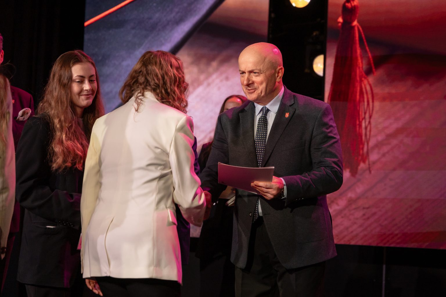 Marszałek Jarosław Stawiarski wręcza stypendium laureatce