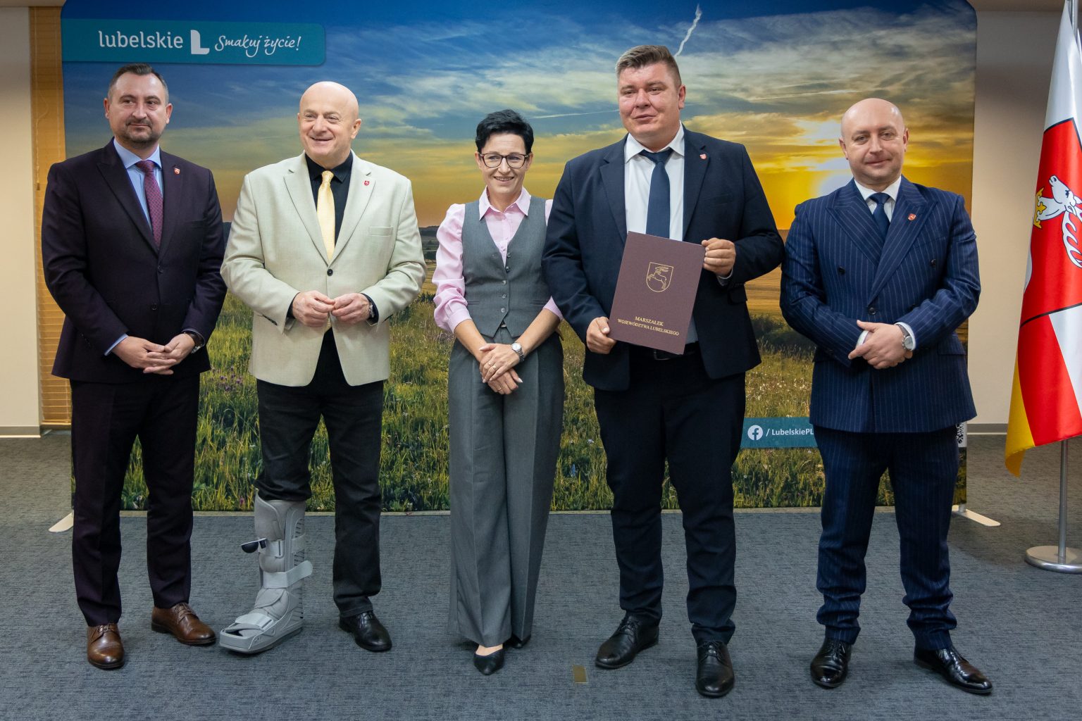 Członkowie Zarządu Województwa Lubelskiego na wspólnym zdjęciu z beneficjentami programu