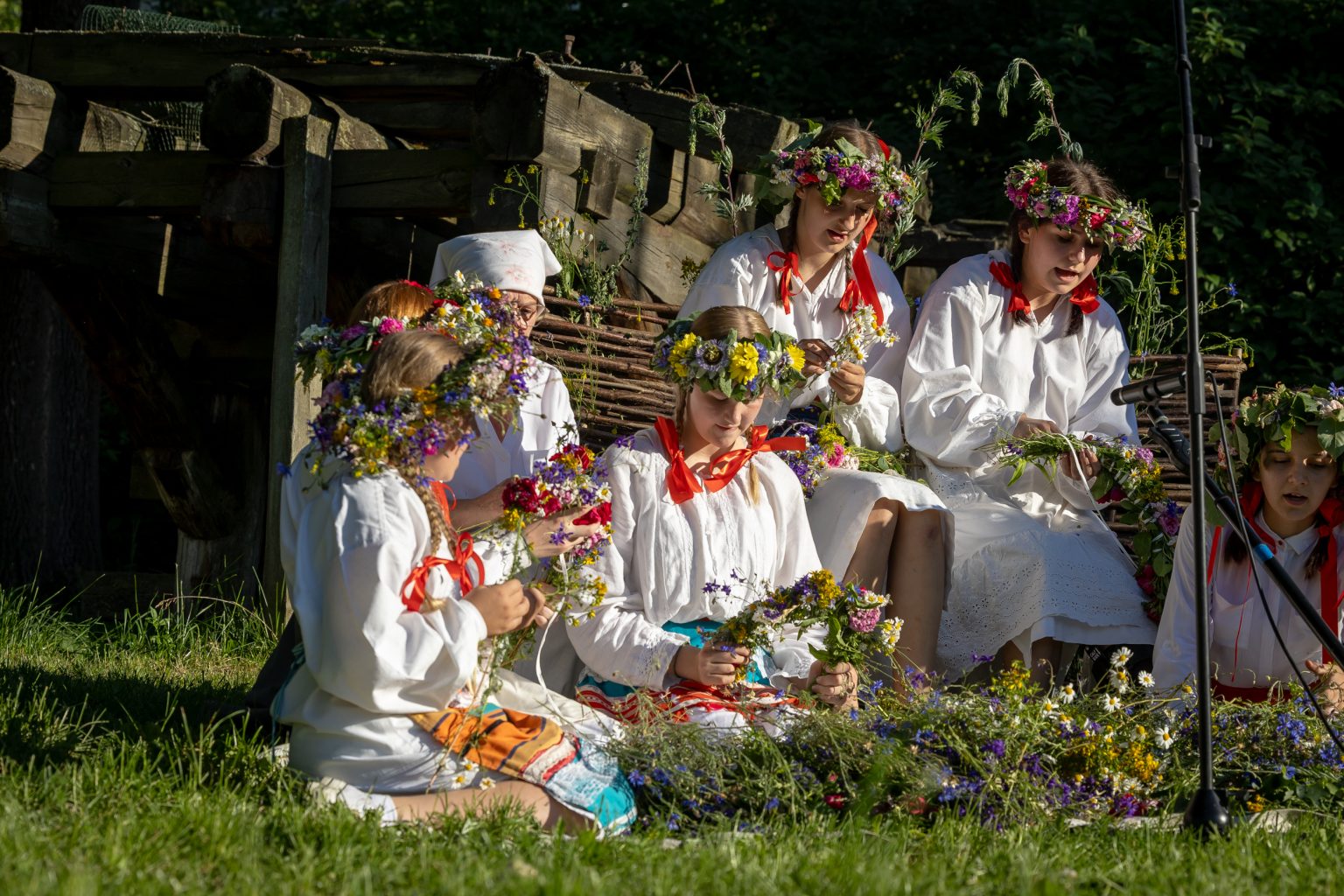 Dziewczęta wijące wianki podczas wydarzenia II Lubelska Noc Świętojańska
