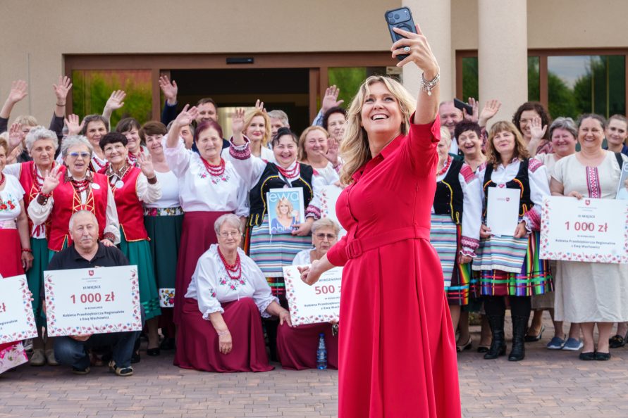Ewa Wachowicz na wspólnym zdjęciu z uczestnikami finału konkursu Kobieta Przedsiębiorcza