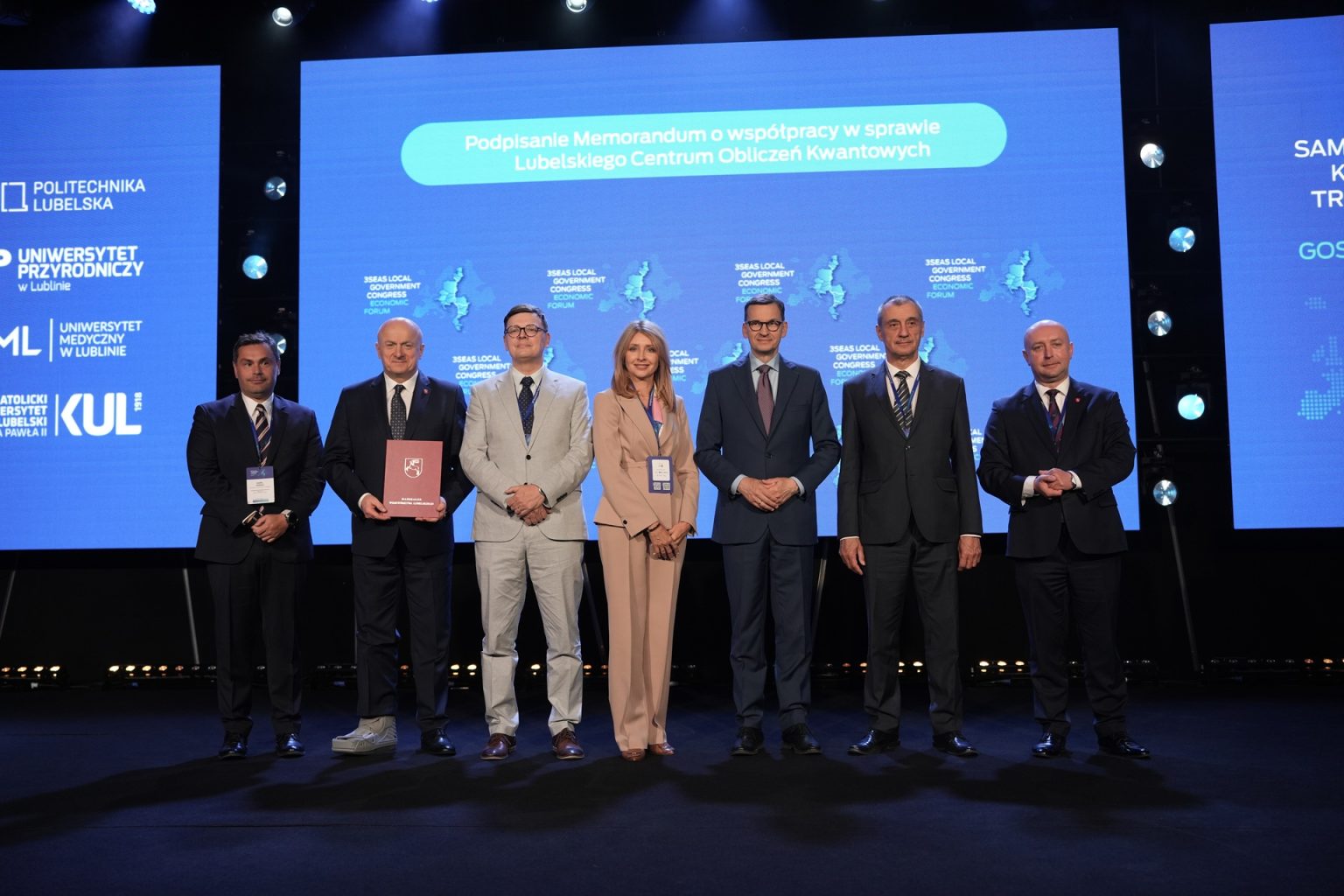 zdjęcie przedstawia 7 osób, przedstawicieli lubelskich uczelni. podczas podpisania memorandum o współpracy w sprawie powstania Lubelskiego Centrum Obliczeń Kwantowych.