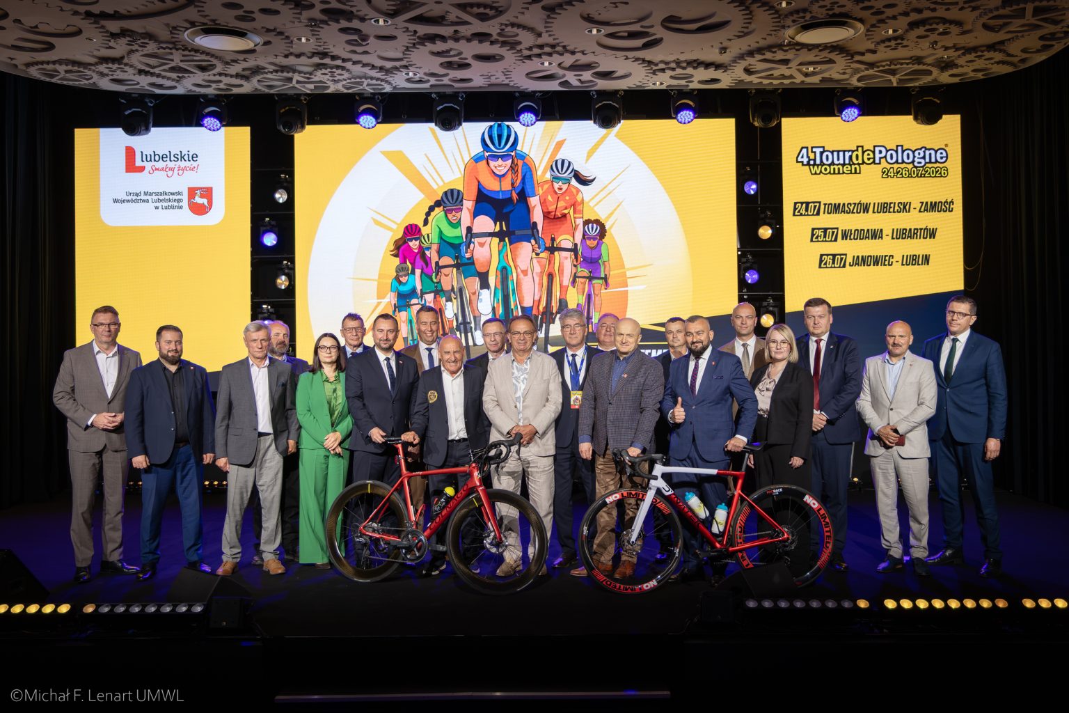Uczestnicy konferencji 4. Tour de Pologne woman podczas pamiątkowego zdjęcia na scenie