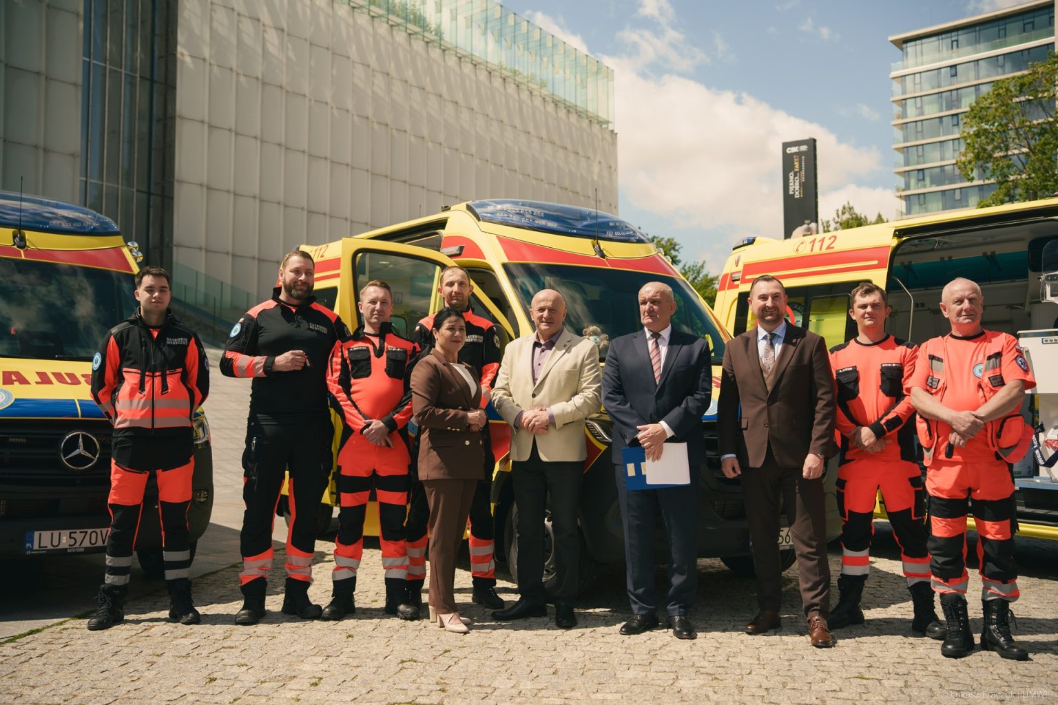 Uczestnicy przekazania karetek na placu przed CSK