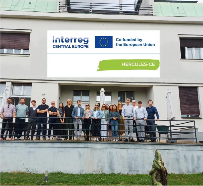 Partnerzy projektu pozują na zewnątrz budynku, w którym odbyło się spotkanie.