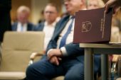 Zbliżenie na teczki z logotypem Urzędu Marszałkowskiego Województwa Lubelskiego zawierające dokumenty związane z dofinansowaniem.