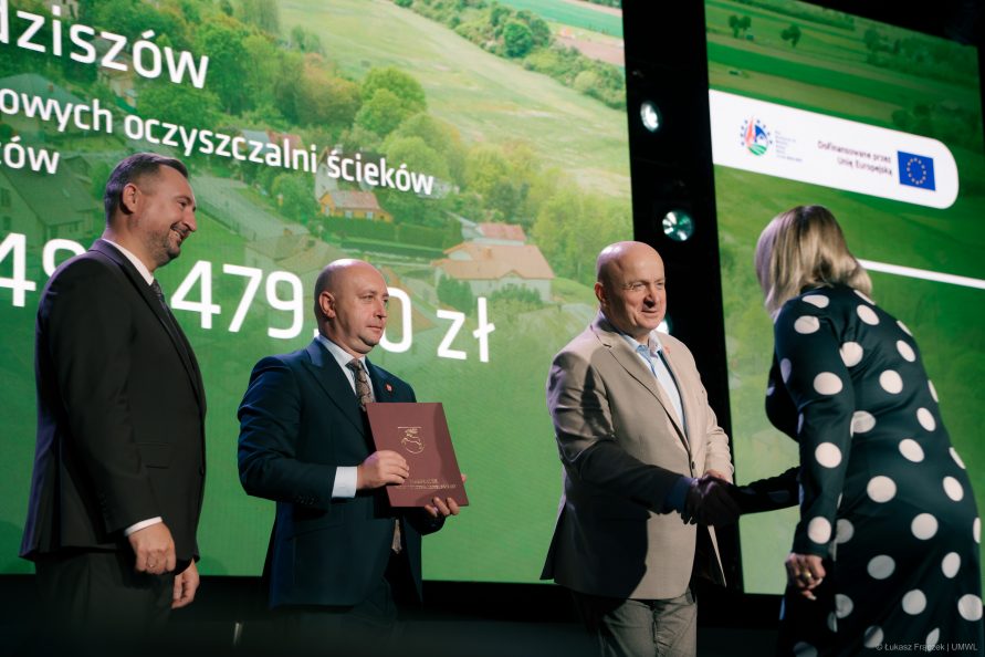Marszałek Stawiarski wraz z Wicemarszałkami Bresiem oraz Wojciechowskim gratulują beneficjentce.