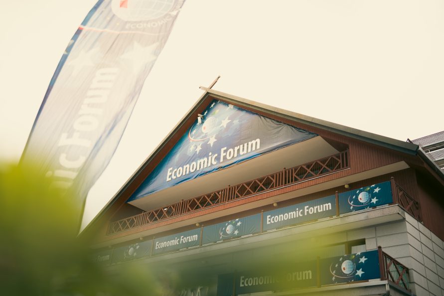 Hotel Gołębiewski oklejony szyldami oraz plakatami Forum Ekonomicznego.