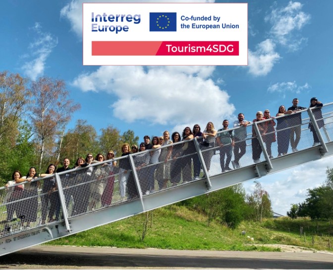 Uczestnicy projektu Tourism4SDG pozują na moście