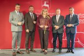 Na zdjęciu widocznych jest pięć osób - w tym członkowie zarządu województwa lubelskiego