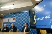 Marszałek Stawiarski wraz z dwoma mężczyznami podczas konferencji związanej z wydarzeniem.