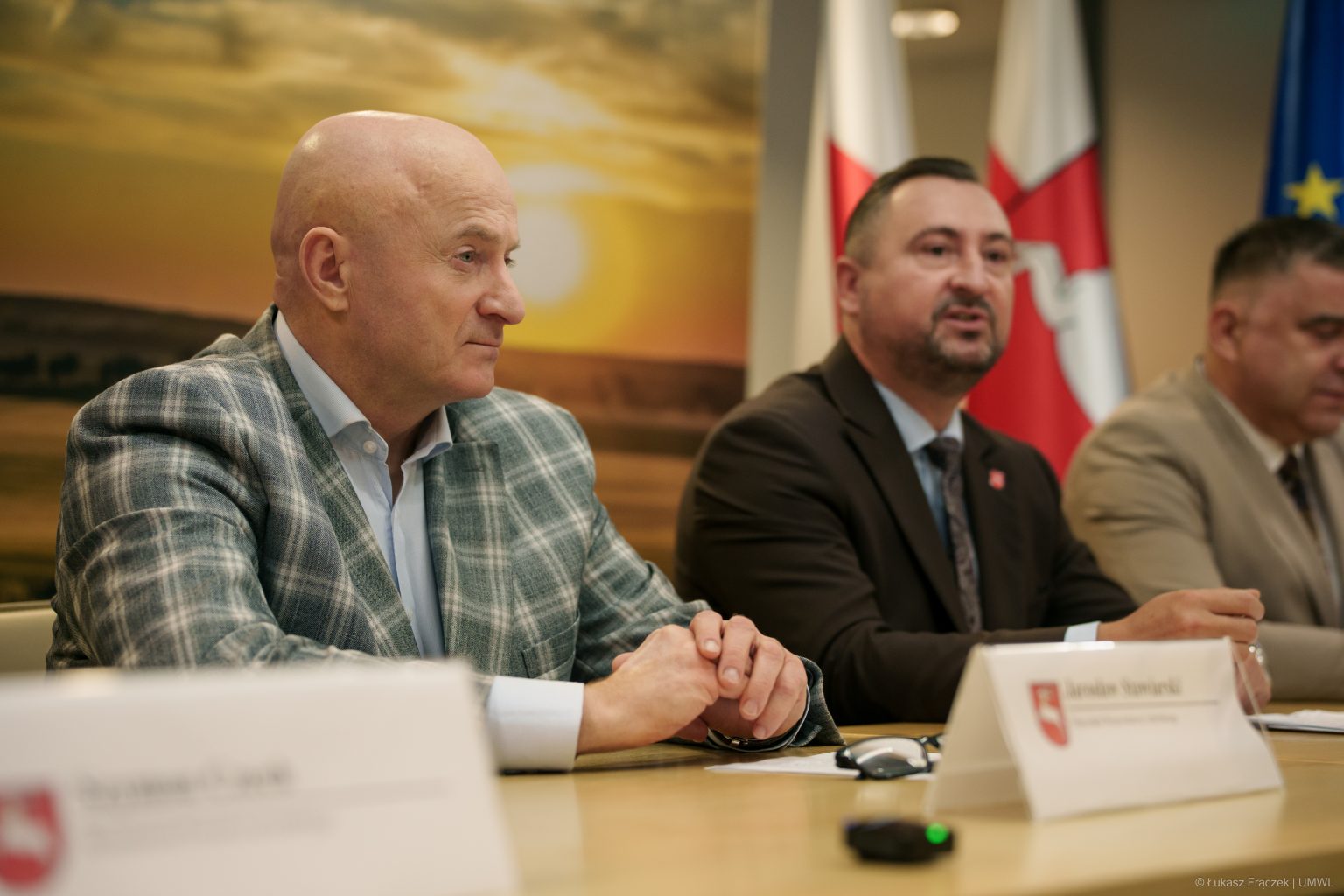 Marszałek Jarosław Stawiarski siedzący wraz z Wicemarszałkiem Markiem Wojciechowskim.
