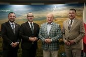 Marszałek Stawiarski oraz Wicemarszałek Wojciechowski wraz z dwoma beneficjentami.