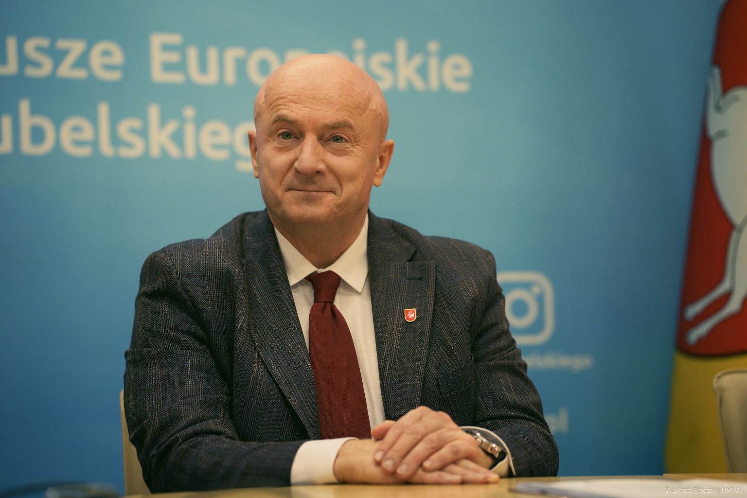 Uśmiechnięty Marszałek Województwa Lubelskiego Jarosław Stawiarski.
