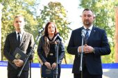 Wicemarszałek Wojciechowski przemawia na konferencji. Towarzyszą mu dwie osoby po jego prawej.